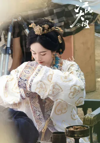 杨幂穿浅色古造型焦点